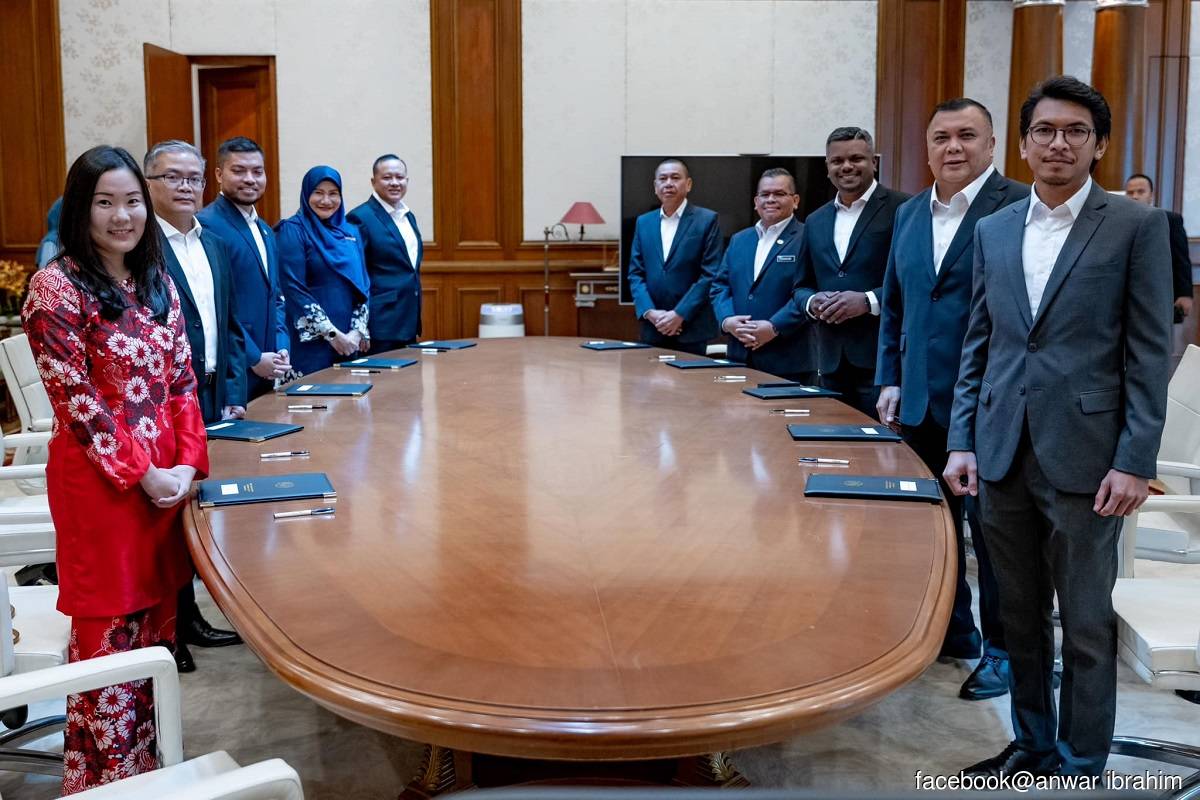 Ten political secretaries to ministers take oaths of secrecy